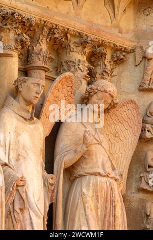 France, Marne, Reims, cathédrale notre Dame, classée au patrimoine mondial de l'UNESCO, sculpture représentant l'ange au sourire sur le portail gauche de la façade ouest Banque D'Images