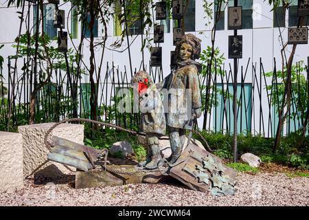 France, Paris, quartier de Grenelle, jardin commémoratif des enfants de Vel' d'HIV, quartier carré de Grenelle, jardin commémoratif des enfants de Vel d'HIV, place nommée en mémoire de la rafle des 16 et 17 juillet 1942, la plus grande arrestation juive en France pendant la Seconde Guerre mondiale Banque D'Images