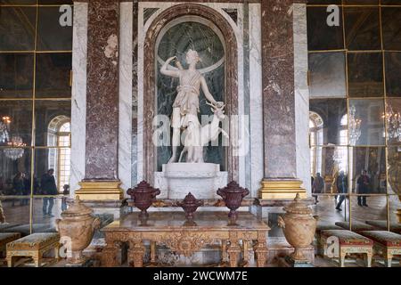 France, Yvelines, Versailles, Château de Versailles, classé au patrimoine mondial de l'UNESCO, Galerie des glaces, statue de Diane la cheffeuse dite Diane de la Dupont ou Diane de Versailles Banque D'Images