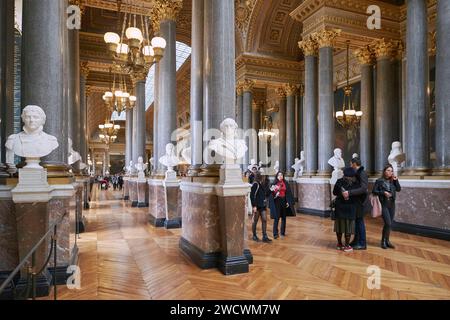 France, Yvelines, Versailles, Château de Versailles, classé au patrimoine mondial de l'UNESCO, Musée de l'Histoire de France créé par Louis Philippe dans l'aile Sud, Galerie des batailles, bustes de personnages célèbres et peintures de grandes batailles historiques Banque D'Images