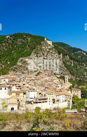 France, Alpes de haute Provence ; village d'Entrevaux, labellisé les plus Beaux villages de France (les plus beaux villages de France), la cité médiévale et la citadelle Vauban domine un coude du Var Banque D'Images