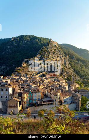 France, Alpes de haute Provence ; village d'Entrevaux, labellisé les plus Beaux villages de France (les plus beaux villages de France), la cité médiévale et la citadelle Vauban domine un coude du Var Banque D'Images