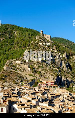 France, Alpes de haute Provence ; village d'Entrevaux, labellisé les plus Beaux villages de France (les plus beaux villages de France), la cité médiévale et la citadelle Vauban domine un coude du Var Banque D'Images