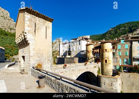 France, Alpes de haute Provence ; village d'Entrevaux, labellisé les plus Beaux villages de France (les plus beaux villages de France), la cité médiévale, fortifiée par Vauban dans un coude du Var, l'entrée de la cité médiévale, le pont et la porte royale Banque D'Images