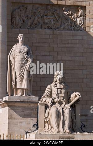 France, Paris, Quai d'Orsay, quartier classé au patrimoine mondial de l'UNESCO, palais Bourbon, siège de l'Assemblée nationale française, statues d'Aguesseau et de Themis Banque D'Images