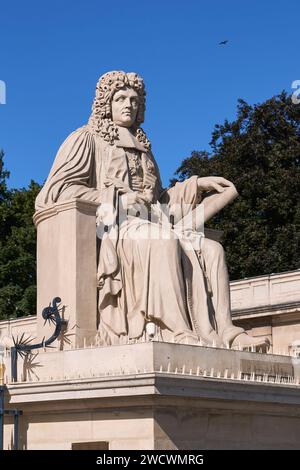 France, Paris, Quai d'Orsay, site classé au patrimoine mondial de l'UNESCO, Palais Bourbon, siège de l'Assemblée nationale française, Statue d'Henri François d'Aguesseau par Jean Joseph Foucou Banque D'Images