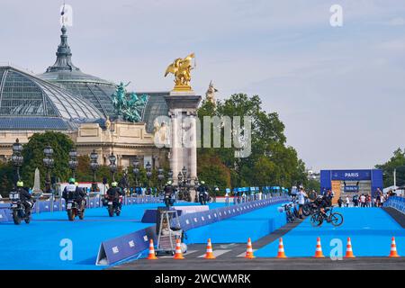 France, Paris, le pont Alexandre-III pendant le Triathlon mondial servant de test avant les Jeux Olympiques de Paris 2024 Banque D'Images