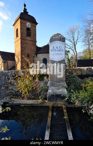 France, Jura, Montigny les Arsures, église Saint Gregoire​, fontaine, inscription, eau potable, consommer avec modération Banque D'Images