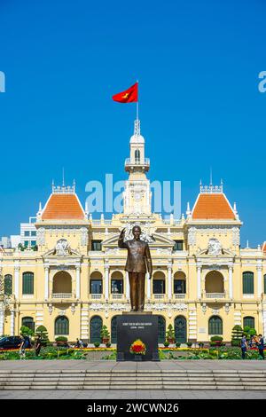 Vietnam, Ho Chi Minh ville (Saigon), District 1, région de Ben Nghe, statue de Ho Chi Minh (1890-1969) devant l'hôtel de ville Banque D'Images