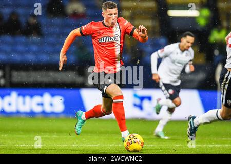 Bolton, Royaume-Uni. 16 janvier 2024. Le milieu de terrain de Luton Town Ross Barkley (6 ans) sur le ballon lors du match de replay du 3e tour de la coupe FA Cup Bolton Wanderers FC vs Luton Town FC Emirates au Toughsheet Community Stadium, Bolton, Royaume-Uni, le 16 janvier 2024 Credit : Every second Media/Alamy Live News Banque D'Images