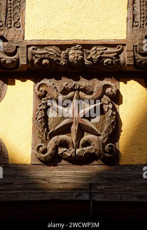 France, Haut Rhin, route des vins d'Alsace, Riquewihr, labellisé les plus Beaux villages de France, maisons traditionnelles à colombages, ancienne auberge À l'Etoile, Maison gourmande, façade sculptée en 1686 par Zacharie Wolfensperger Banque D'Images