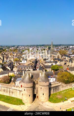 France, Loire Atlantique, Parc naturel régional de la Brière, Presqu'ile de Guérande, Guérande, fortifications entourant la ville, porte St Michel et Collégiale Saint Aubin (vue aérienne) Banque D'Images