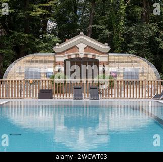 France, Indre et Loire, vallée de la Loire classée au patrimoine mondial de l'UNESCO, Villedômer, château de Beauregard, pool House et pool bar installés dans une ancienne serre Banque D'Images