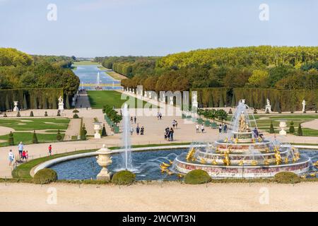 France, Yvelines (78), Versailles, parc du château de Versailles classé au patrimoine mondial de l'UNESCO, jardins dessinés par le Nôtre, bassin de Latone et la perspective des jardins et de l'axe du Soleil vers le Grand Canal Banque D'Images