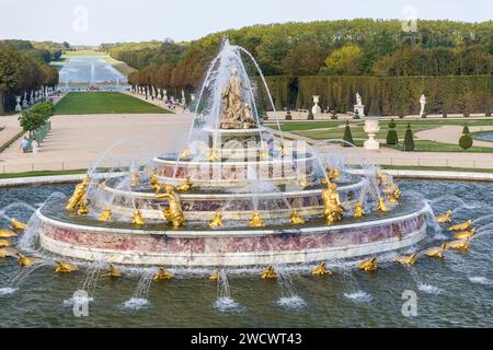 France, Yvelines (78), Versailles, parc du château de Versailles classé au patrimoine mondial de l'UNESCO, jardins dessinés par le Nôtre, bassin de Latone et la perspective des jardins et de l'axe du Soleil vers le Grand Canal Banque D'Images