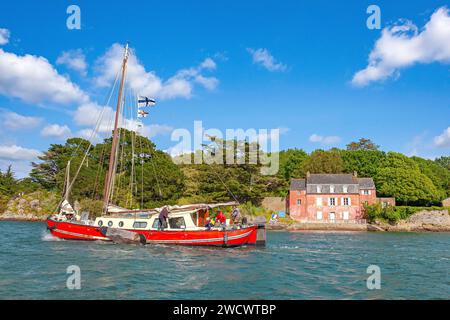 France, Morbihan, Golfe du Morbihan, Sene, Het Leven, barge à voile, devant la maison rose de Port-Anna, édition Gulf week 2023 Banque D'Images