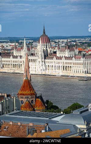 Hongrie, Budapest, sur l'Euro vélo 6, du Bastion des pêcheurs vue sur le Danube, l'église réformée et le Parlement Banque D'Images