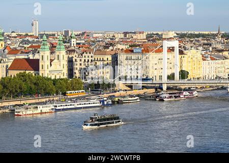 Hongrie, Budapest, sur l'Euro vélo 6, le Danube, le pont Erzsébet et l'église notre-Dame de l'Assomption Banque D'Images