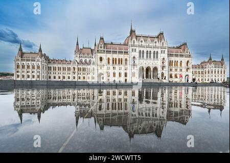 Hongrie, Budapest, sur le vélo Euro 6, la façade est du palais du Parlement et fontaine miroir Banque D'Images