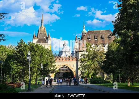 Hongrie, Budapest, sur l'Euro vélo 6, dans le parc Varosliget, le château de Vajdahunyad Banque D'Images