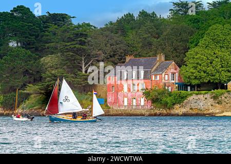 France, Morbihan, Golfe du Morbihan, Sene, Alskar devant la maison rose de Port-Anna, édition Gulf week 2023 Banque D'Images