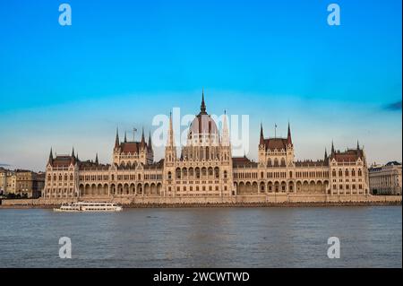 Hongrie, Budapest, sur le vélo Euro 6, le Danube et la façade ouest du Palais du Parlement Banque D'Images