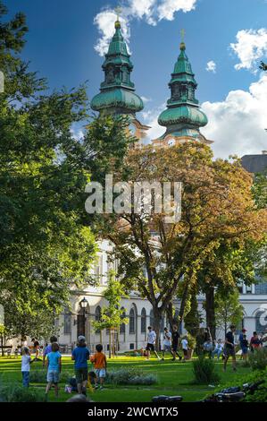 Hongrie, Budapest, sur le vélo Euro 6, le jardin Karolyi et les clochers de l'église universitaire Banque D'Images