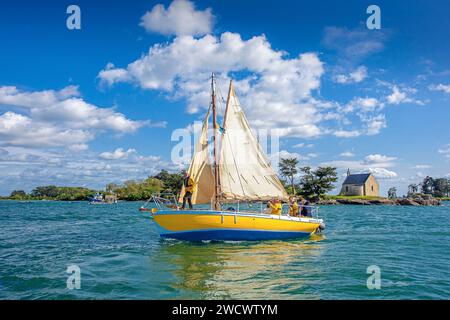 France, Morbihan, Golfe du Morbihan, Bananec, Glenans cutter devant la chapelle de l'île de Boëdic, édition Gulf week 2023 Banque D'Images