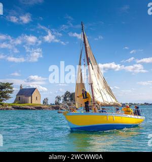 France, Morbihan, Golfe du Morbihan, Bananec, Glenans cutter devant la chapelle de l'île de Boëdic, édition Gulf week 2023 Banque D'Images