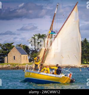 France, Morbihan, Golfe du Morbihan, Bananec, Glenans cutter devant la chapelle de l'île de Boëdic, édition Gulf week 2023 Banque D'Images