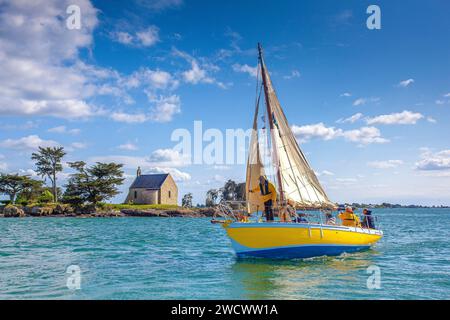 France, Morbihan, Golfe du Morbihan, Bananec, Glenans cutter devant la chapelle de l'île de Boëdic, édition Gulf week 2023 Banque D'Images