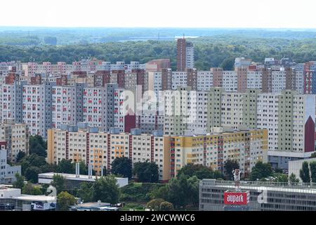Slovaquie, Bratislava, la piste cyclable Eurovelo 6, du haut de la tour OVNI Vyhliadkova veza, vue vers les bars de bâtiment au sud et l'école internationale brillant Stars, rive droite du Danube Banque D'Images