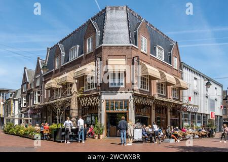 Les gens se détendent sur la terrasse extérieure du trottoir dans le centre-ville de Hilversum, Noord-Holland, pays-Bas Banque D'Images