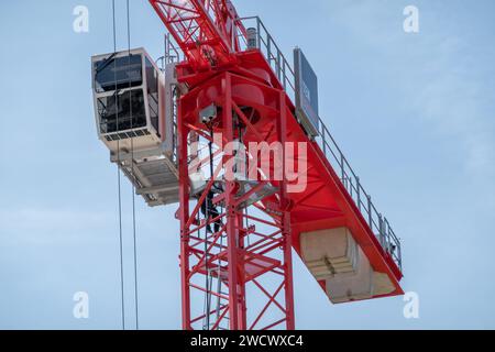 Détail de grue à tour rouge avec flèche télescopique, escaliers et cabine pour les travailleurs, pays-Bas Banque D'Images