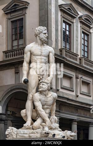 Italie, Toscane, Florence, statue monumentale d'Hercule et de Cacus, par Baccio Bandinelli, sur la Piazza della Signoria, devant le Palazzo Vecchio Banque D'Images