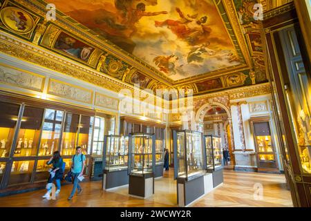 France, Paris, musée du Louvre, musée Charles X, deuxième salle, peinture de F.J. Heim entre 1826 et 1827 le Vésuve recevant de Jupiter le feu qui doit consommer Herculanum, Pompéi et Stabies. Salle de figurines grecques en terre cuite Banque D'Images