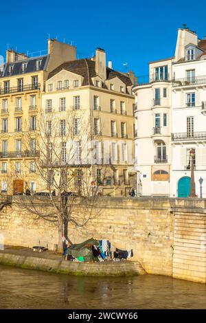 France, Paris, bords de Seine inscrits au Patrimoine Wolrd par l'UNESCO, île Saint-Louis, Quai d'Orléans, tente pour les sans-abri Banque D'Images
