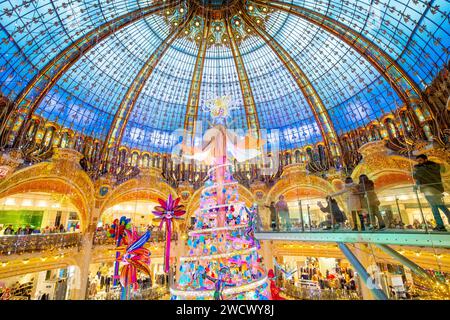 France, Paris, les Galeries Lafayette à Noël, l'arbre sous le dôme Banque D'Images