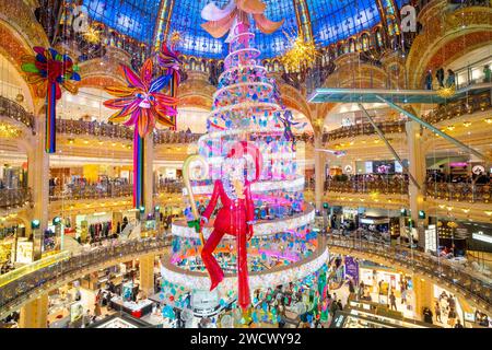 France, Paris, les Galeries Lafayette à Noël, l'arbre sous le dôme Banque D'Images