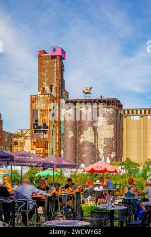 Canada, province de Québec, Montréal, les environs du canal Lachine à l'ouest de la ville, les silos de l'ancienne usine Canada Malting Co, le bar-restaurant de la brasserie McAuslan rue Saint-Ambroise, la terrasse d'été Banque D'Images