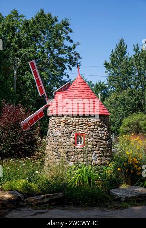 Canada, province de Québec, Montréal, Rosemont-la petite-Patrie, la Cité jardin du tricentenaire et ses belles maisons patrimoniales, moulin à vent décoratif Banque D'Images