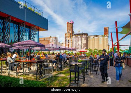 Canada, province de Québec, Montréal, les environs du canal Lachine à l'ouest de la ville, les silos de l'ancienne usine Canada Malting Co, le bar-restaurant de la brasserie McAuslan rue Saint-Ambroise, la terrasse d'été Banque D'Images