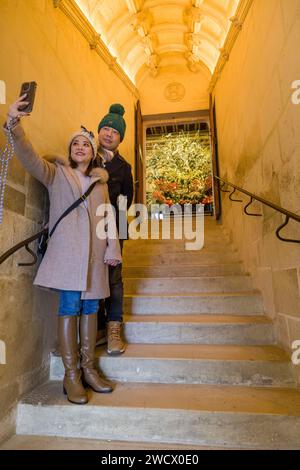 France, Indre et Loire, Vallée de la Loire classée au patrimoine mondial de l'UNESCO, Chenonceaux, château de Chenonceau, Noël au château, touristes taïwanais prenant un selfie dans les escaliers Banque D'Images
