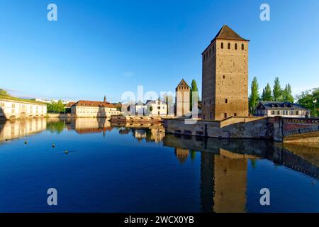 France, Bas Rhin, Strasbourg, vieille ville classée au patrimoine mondial de l'UNESCO, quartier de la petite France, barrage Vauban (reversoir Vauban) et ponts couverts au-dessus de l'Ill Banque D'Images