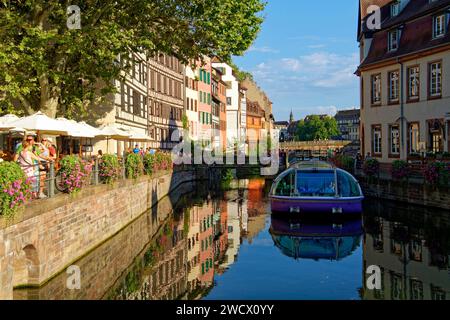 La France, Bas Rhin, Strasbourg, vieille ville classée au Patrimoine Mondial de l'UNESCO, du quartier de la Petite France, verrou sur l'Ill vers le Quai des Moulins Banque D'Images