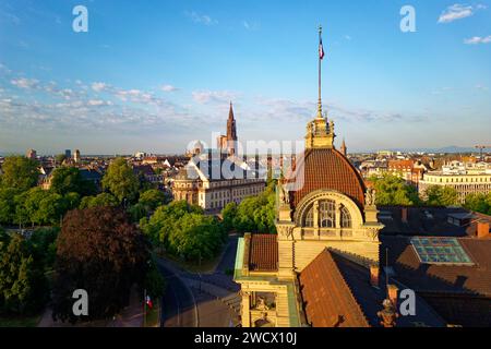 France, Bas Rhin, Strasbourg, quartier de Neustadt datant de la période allemande inscrit au patrimoine mondial de l'UNESCO, place de la République, palais du Rhin (ancien Kaiserpalast) et cathédrale notre Dame en arrière-plan Banque D'Images