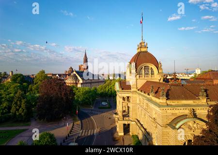 France, Bas Rhin, Strasbourg, quartier de Neustadt datant de la période allemande inscrit au patrimoine mondial de l'UNESCO, place de la République, palais du Rhin (ancien Kaiserpalast) et cathédrale notre Dame en arrière-plan Banque D'Images