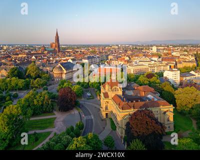 France, Bas Rhin, Strasbourg, quartier de Neustadt datant de la période allemande inscrit au patrimoine mondial de l'UNESCO, place de la République, palais du Rhin (ancien Kaiserpalast) et cathédrale notre Dame en arrière-plan Banque D'Images