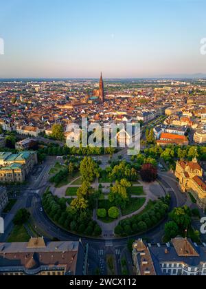 France, Bas Rhin, Strasbourg, quartier de Neustadt datant de la période allemande inscrit au patrimoine mondial de l'UNESCO, place de la République, palais du Rhin (ancien Kaiserpalast) et cathédrale notre Dame en arrière-plan Banque D'Images