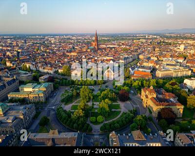 France, Bas Rhin, Strasbourg, quartier de Neustadt datant de la période allemande inscrit au patrimoine mondial de l'UNESCO, place de la République, palais du Rhin (ancien Kaiserpalast) et cathédrale notre Dame en arrière-plan Banque D'Images